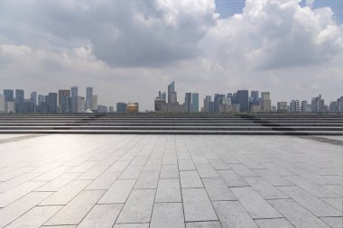 Panoramik siluet ve boş yolu, boş beton zemini olan modern iş binaları.