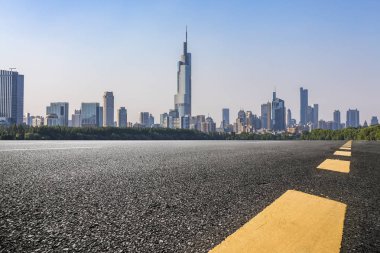 Panoramik siluet ve boş yolu, boş beton zemini olan modern iş binaları.