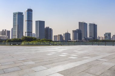 Panoramik siluet ve boş yolu, boş beton zemini olan modern iş binaları.