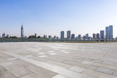 Panoramik siluet ve boş yolu, boş beton zemini olan modern iş binaları.