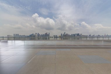 Panoramik siluet ve boş yolu, boş beton zemini olan modern iş binaları.