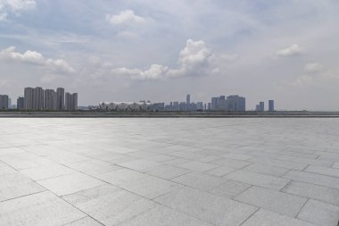 Panoramik siluet ve boş yolu, boş beton zemini olan modern iş binaları.