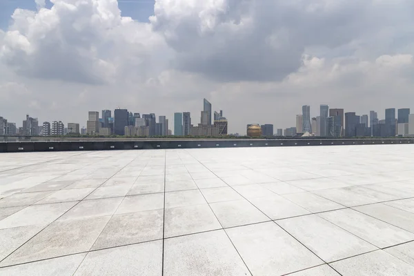 Panoramik Siluet Boş Yolu Boş Beton Zemini Olan Modern Binaları — Stok fotoğraf