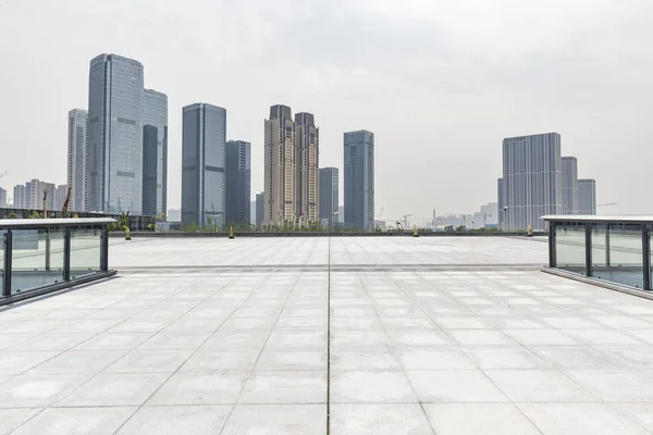 Panoramik Siluet Boş Yolu Boş Beton Zemini Olan Modern Binaları — Stok fotoğraf