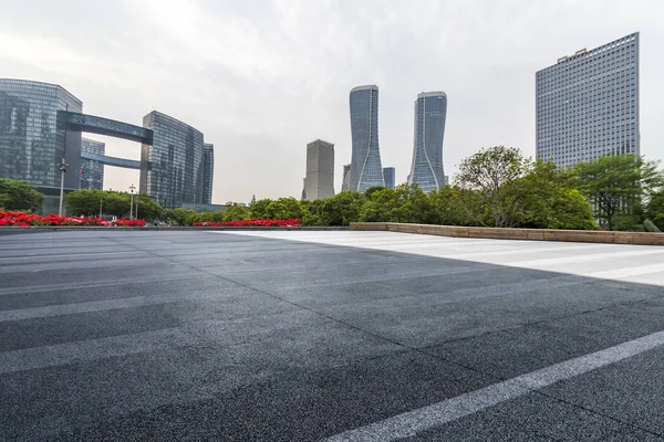 Skyline Panorámico Modernos Edificios Oficinas Negocios Con Camino Vacío Piso — Foto de Stock