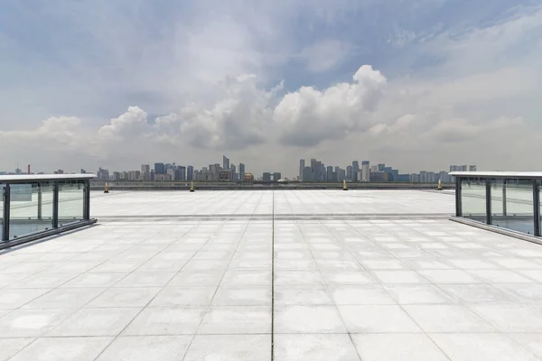 Skyline Panorámico Modernos Edificios Oficinas Negocios Con Camino Vacío Piso —  Fotos de Stock