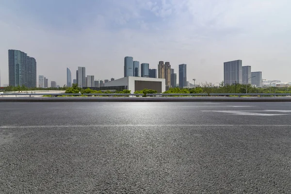 Panoramik Siluet Boş Yolu Boş Beton Zemini Olan Modern Binaları — Stok fotoğraf