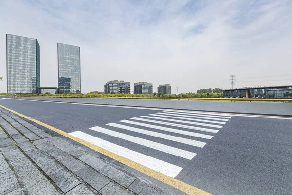 Skyline Panorámico Modernos Edificios Oficinas Negocios Con Camino Vacío Piso — Foto de Stock