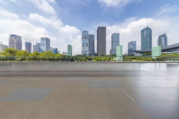 Skyline Panorámico Modernos Edificios Oficinas Negocios Con Camino Vacío Piso — Foto de Stock