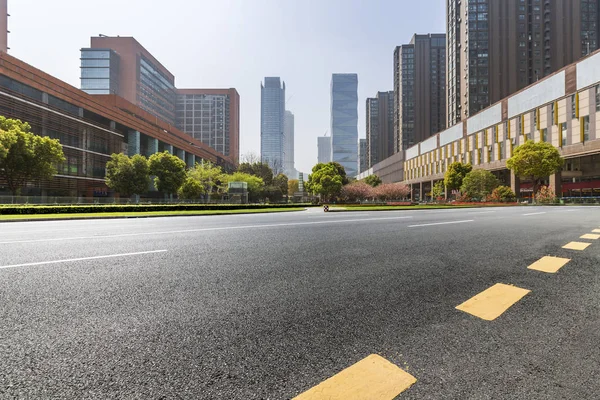 Panoramik Siluet Boş Yolu Boş Beton Zemini Olan Modern Binaları — Stok fotoğraf