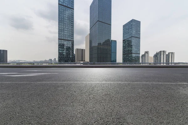 Panorámás Tetőtér Modern Irodaházak Üres Úttal Üres Betonpadlóval — Stock Fotó