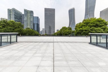 Panoramik siluet ve boş yolu, boş beton zemini olan modern iş binaları.