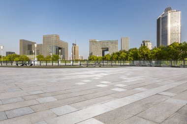 Panoramik siluet ve boş yolu, boş beton zemini olan modern iş binaları.