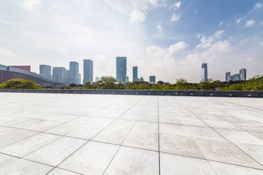 Panoramik siluet ve boş yolu, boş beton zemini olan modern iş binaları.