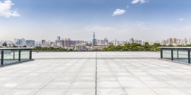 Panoramik siluet ve boş yolu, boş beton zemini olan modern iş binaları.