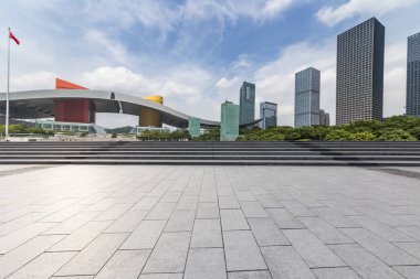 Panoramik siluet ve boş yolu, boş beton zemini olan modern iş binaları.