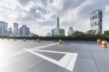Panoramik siluet ve boş yolu, boş beton zemini olan modern iş binaları.