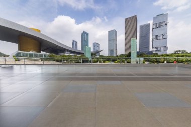 Panoramik siluet ve boş yolu, boş beton zemini olan modern iş binaları.