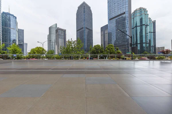 Panoramik siluet ve boş yolu, boş beton zemini olan modern iş binaları.