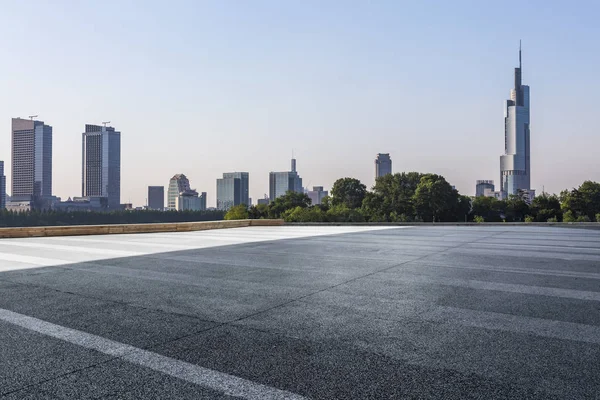 Skyline Panorâmico Modernos Edifícios Escritórios Negócios Com Estrada Vazia Piso — Fotografia de Stock