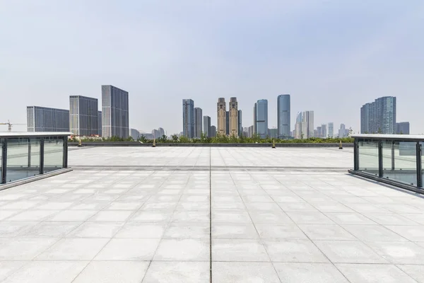 Panoramische Skyline Moderne Kantoorgebouwen Met Lege Weg Lege Betonnen Vierkante — Stockfoto