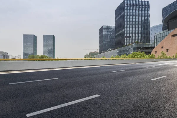 Skyline Panorâmico Modernos Edifícios Escritórios Negócios Com Estrada Vazia Piso — Fotografia de Stock