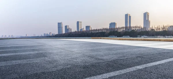 Skyline Panorâmico Modernos Edifícios Escritórios Negócios Com Estrada Vazia Piso — Fotografia de Stock