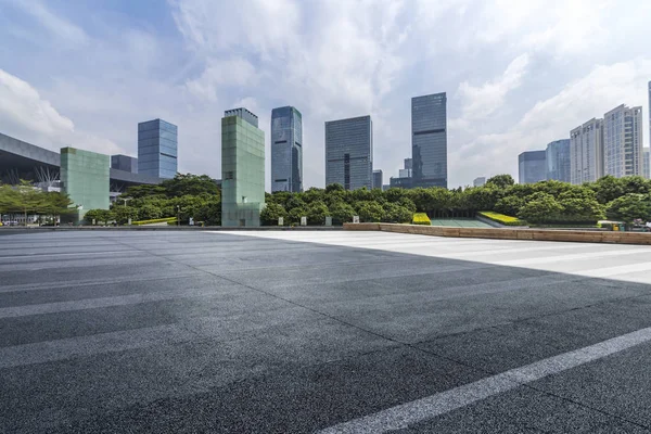 Skyline Panorámico Modernos Edificios Oficinas Negocios Con Camino Vacío Piso — Foto de Stock