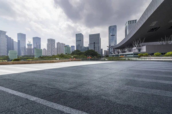 Skyline Panorâmico Modernos Edifícios Escritórios Negócios Com Estrada Vazia Piso — Fotografia de Stock