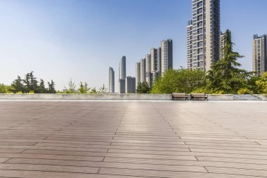 Panoramik siluet ve boş yolu, boş beton zemini olan modern iş binaları.