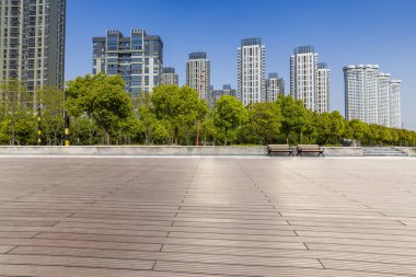 Panoramik siluet ve boş yolu, boş beton zemini olan modern iş binaları.