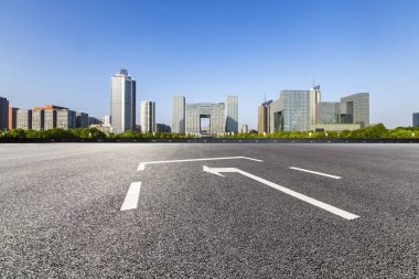 Panoramik siluet ve boş yolu, boş beton zemini olan modern iş binaları.