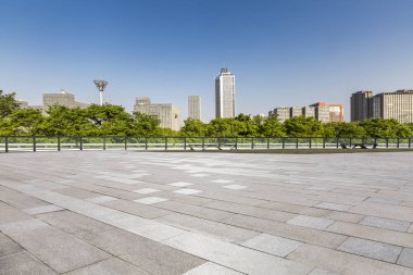 Panoramik siluet ve boş yolu, boş beton zemini olan modern iş binaları.