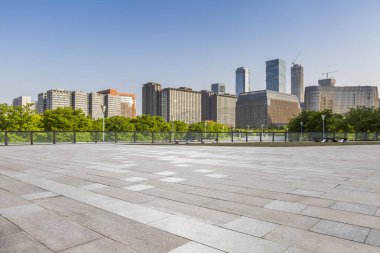 Panoramik siluet ve boş yolu, boş beton zemini olan modern iş binaları.