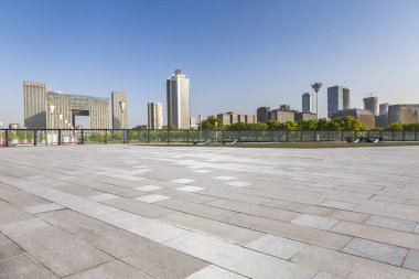 Panoramik siluet ve boş yolu, boş beton zemini olan modern iş binaları.