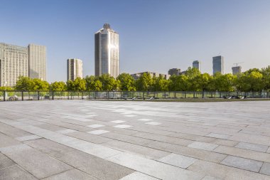 Panoramik siluet ve boş yolu, boş beton zemini olan modern iş binaları.