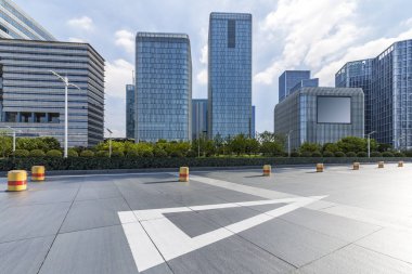 Panoramik siluet ve boş yolu, boş beton zemini olan modern iş binaları.