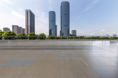 Panoramik siluet ve boş yolu, boş beton zemini olan modern iş binaları.