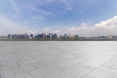 Panoramik siluet ve boş yolu, boş beton zemini olan modern iş binaları.