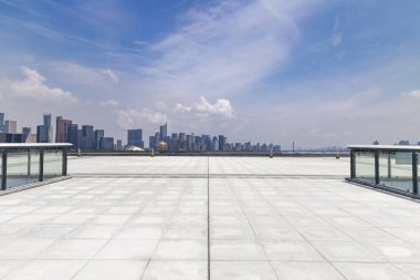 Panoramik siluet ve boş yolu, boş beton zemini olan modern iş binaları.