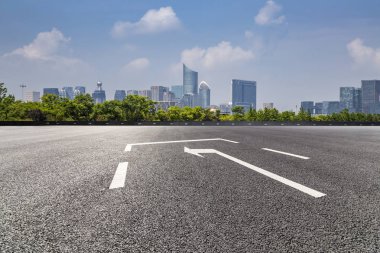 Panoramik siluet ve boş yolu, boş beton zemini olan modern iş binaları.