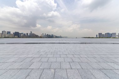 Panoramik siluet ve boş yolu, boş beton zemini olan modern iş binaları.