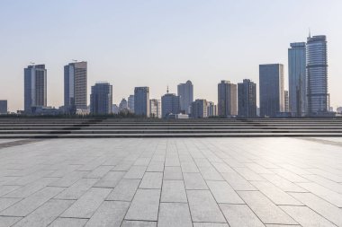 Panoramik siluet ve boş yolu, boş beton zemini olan modern iş binaları.