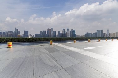 Panoramik siluet ve boş yolu, boş beton zemini olan modern iş binaları.