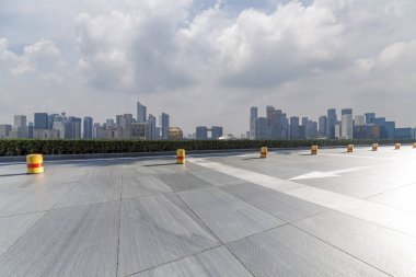 Panoramik siluet ve boş yolu, boş beton zemini olan modern iş binaları.