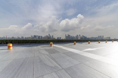 Panoramik siluet ve boş yolu, boş beton zemini olan modern iş binaları.