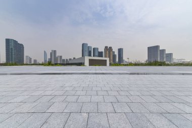 Panoramik siluet ve boş yolu, boş beton zemini olan modern iş binaları.