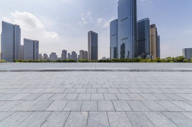 Panoramik siluet ve boş yolu, boş beton zemini olan modern iş binaları.