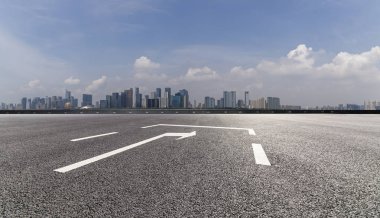 Panoramik siluet ve boş yolu, boş beton zemini olan modern iş binaları.
