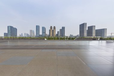 Panoramik siluet ve boş yolu, boş beton zemini olan modern iş binaları.